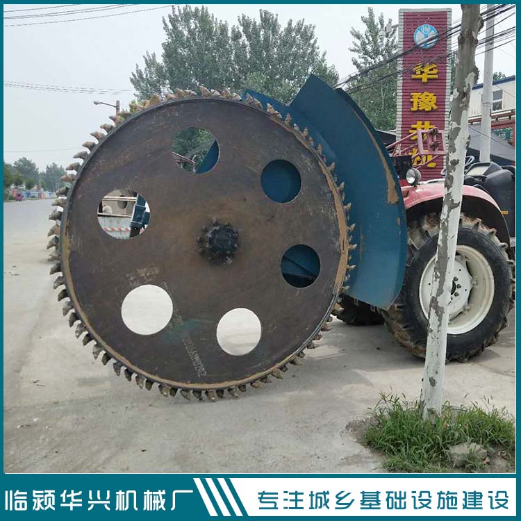 華興拖拉機(jī)帶圓盤開(kāi)溝機(jī)  河南開(kāi)溝機(jī)廠家 輪式開(kāi)溝機(jī)